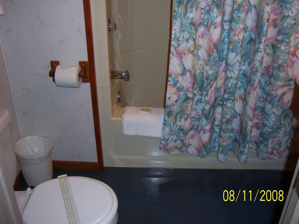 Travelers Inn Motel Eagle River Pokoj fotografie